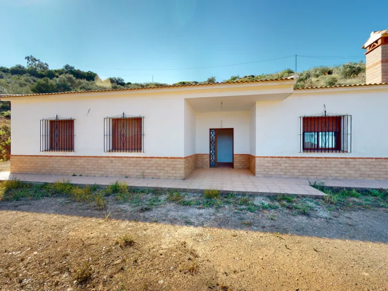 This beautiful finca in the mountains of Colmenar has an excellent house, a plot of 36,000 m2 waiting to be used and a license for a swimming pool. The house consists of a living room, with connections for a kitchen and a pantry, as well as 4 bedrooms and