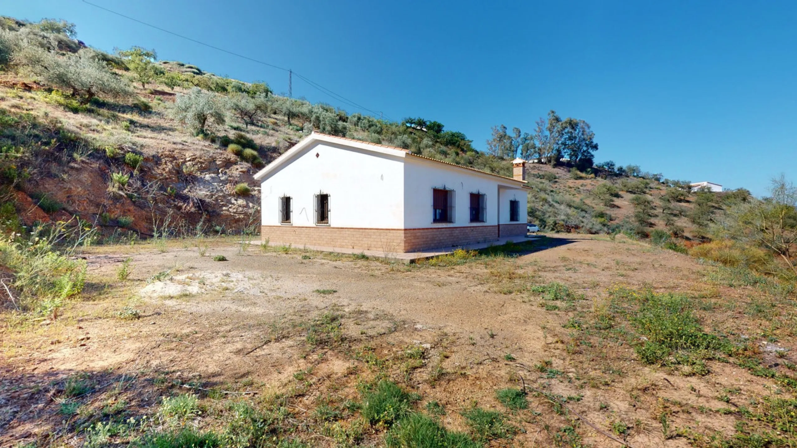 This beautiful finca in the mountains of Colmenar has an excellent house, a plot of 36,000 m2 waiting to be used and a license for a swimming pool. The house consists of a living room, with connections for a kitchen and a pantry, as well as 4 bedrooms and
