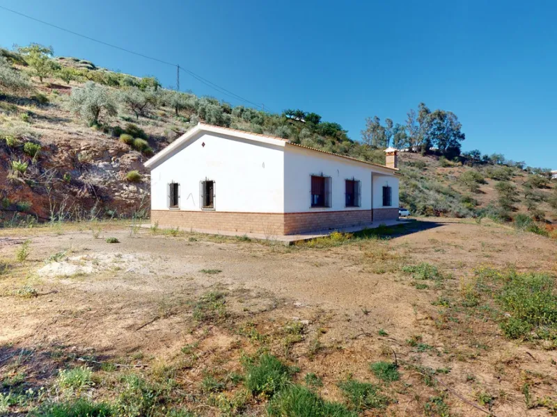This beautiful finca in the mountains of Colmenar has an excellent house, a plot of 36,000 m2 waiting to be used and a license for a swimming pool. The house consists of a living room, with connections for a kitchen and a pantry, as well as 4 bedrooms and