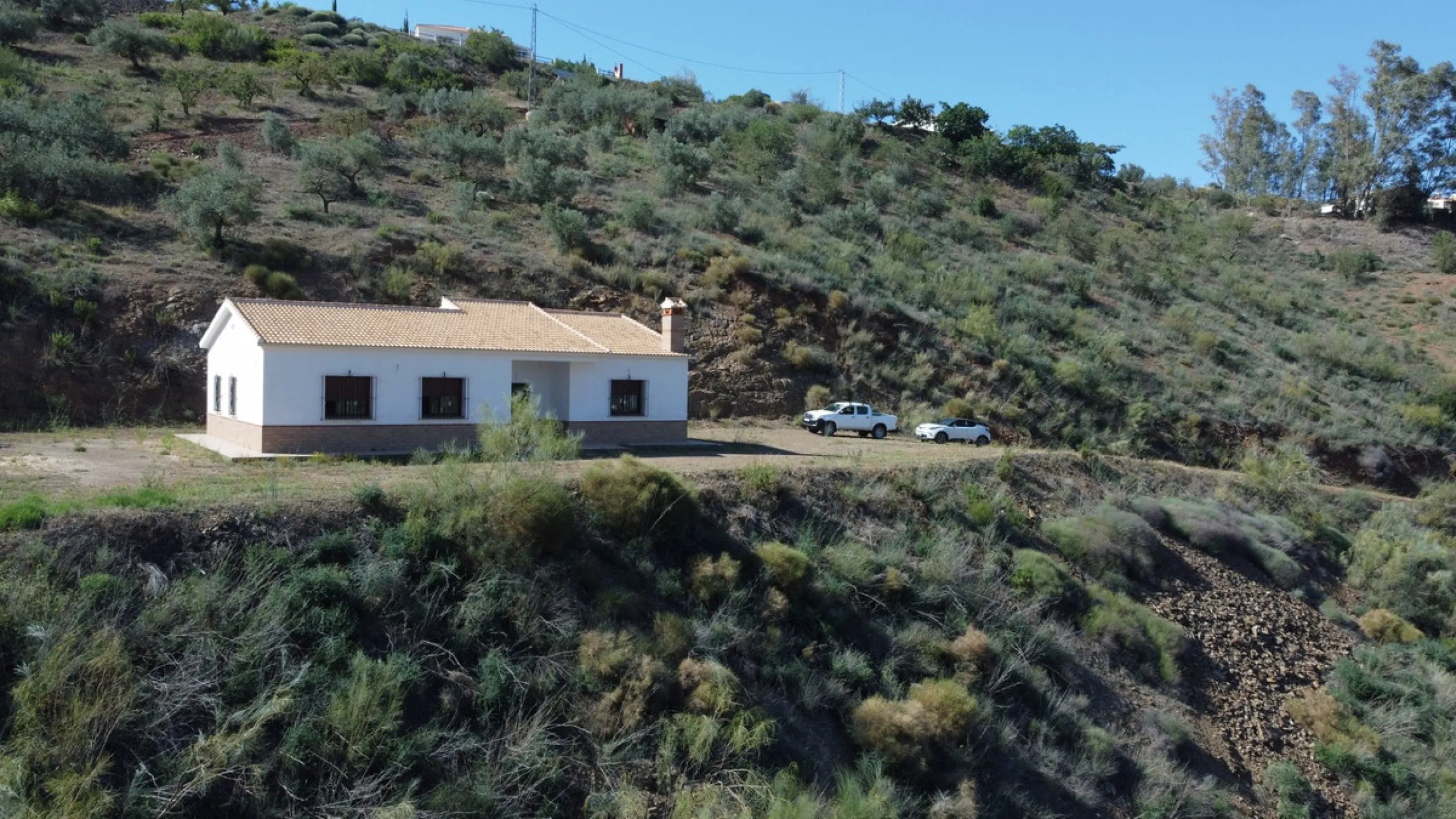 This beautiful finca in the mountains of Colmenar has an excellent house, a plot of 36,000 m2 waiting to be used and a license for a swimming pool. The house consists of a living room, with connections for a kitchen and a pantry, as well as 4 bedrooms and