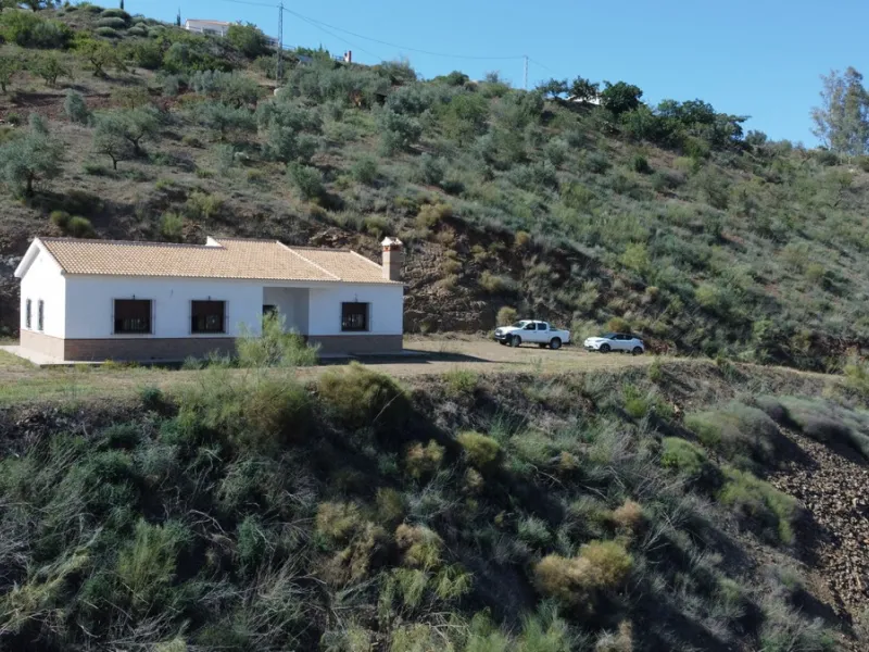 This beautiful finca in the mountains of Colmenar has an excellent house, a plot of 36,000 m2 waiting to be used and a license for a swimming pool. The house consists of a living room, with connections for a kitchen and a pantry, as well as 4 bedrooms and