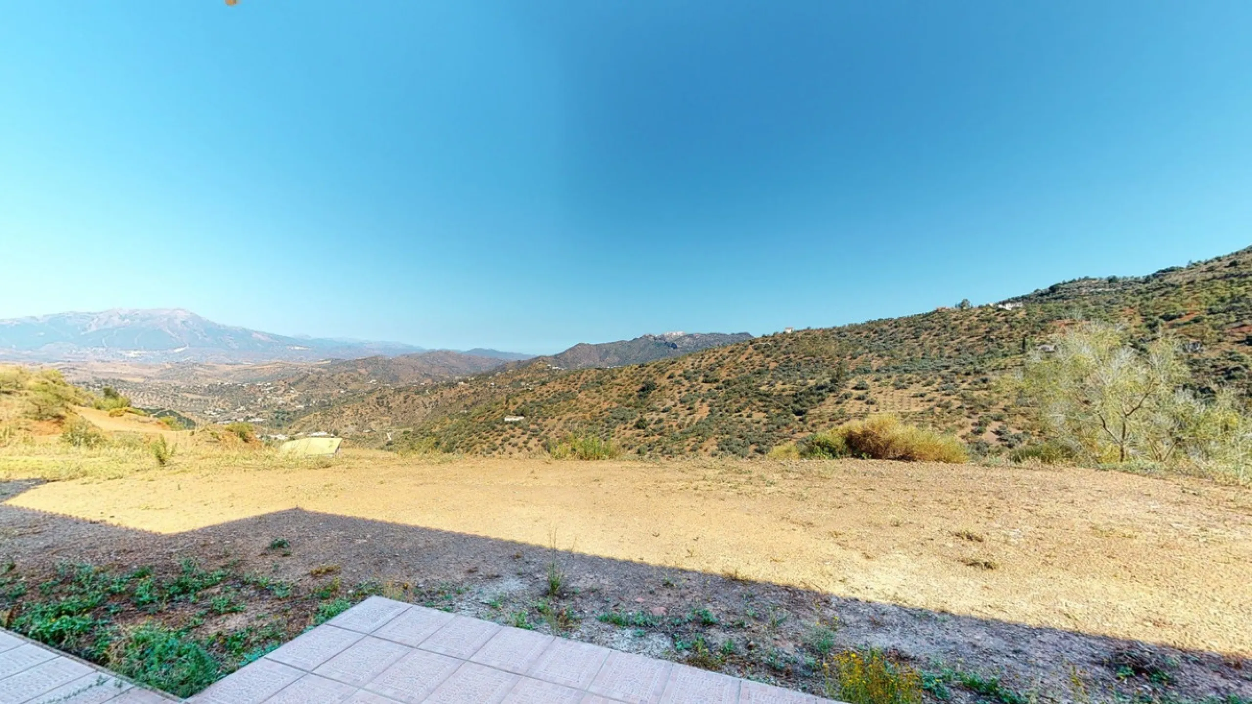 This beautiful finca in the mountains of Colmenar has an excellent house, a plot of 36,000 m2 waiting to be used and a license for a swimming pool. The house consists of a living room, with connections for a kitchen and a pantry, as well as 4 bedrooms and