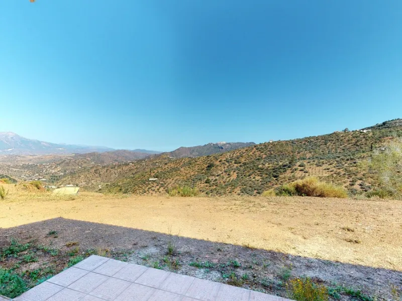 This beautiful finca in the mountains of Colmenar has an excellent house, a plot of 36,000 m2 waiting to be used and a license for a swimming pool. The house consists of a living room, with connections for a kitchen and a pantry, as well as 4 bedrooms and
