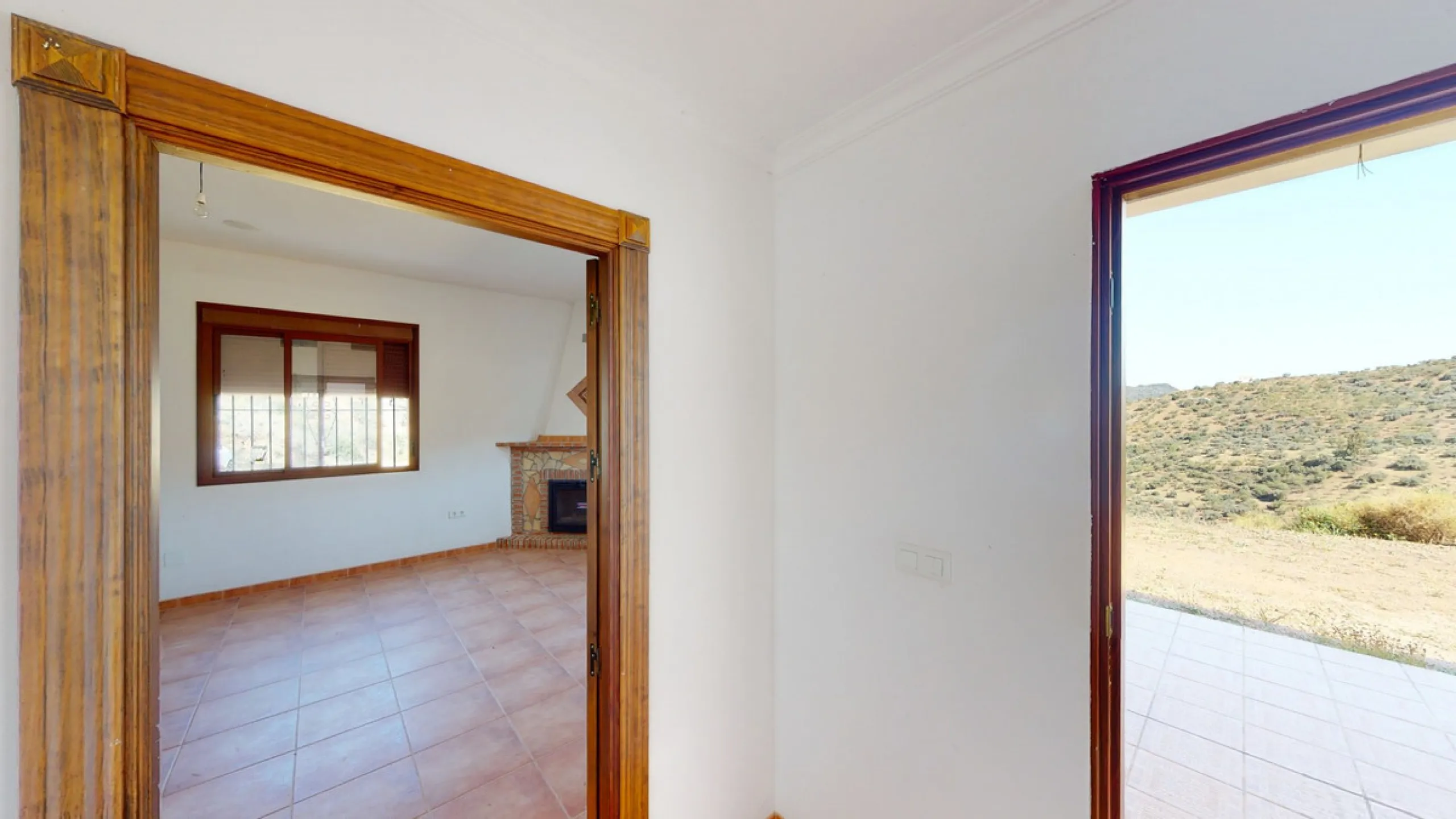 This beautiful finca in the mountains of Colmenar has an excellent house, a plot of 36,000 m2 waiting to be used and a license for a swimming pool. The house consists of a living room, with connections for a kitchen and a pantry, as well as 4 bedrooms and