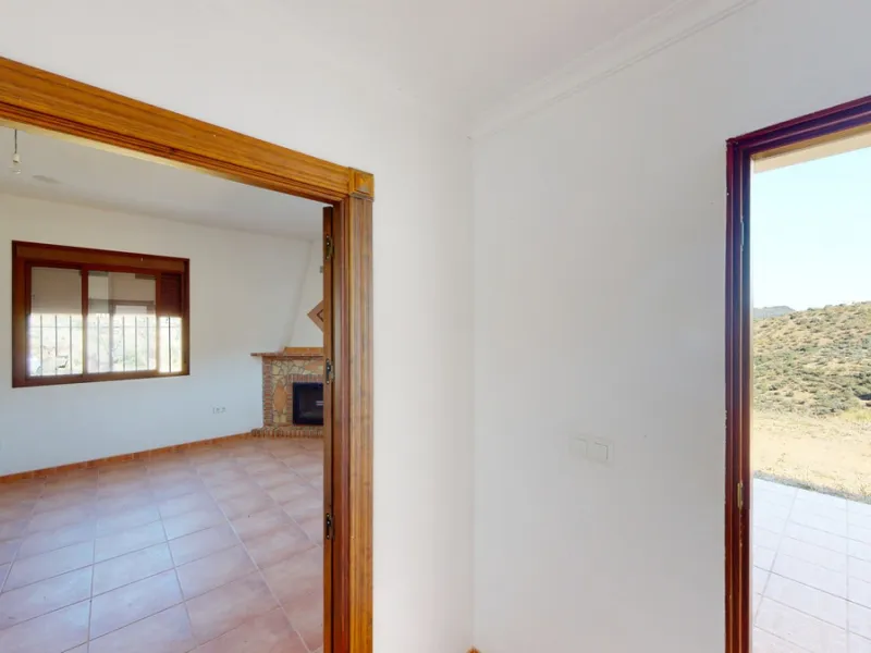 This beautiful finca in the mountains of Colmenar has an excellent house, a plot of 36,000 m2 waiting to be used and a license for a swimming pool. The house consists of a living room, with connections for a kitchen and a pantry, as well as 4 bedrooms and