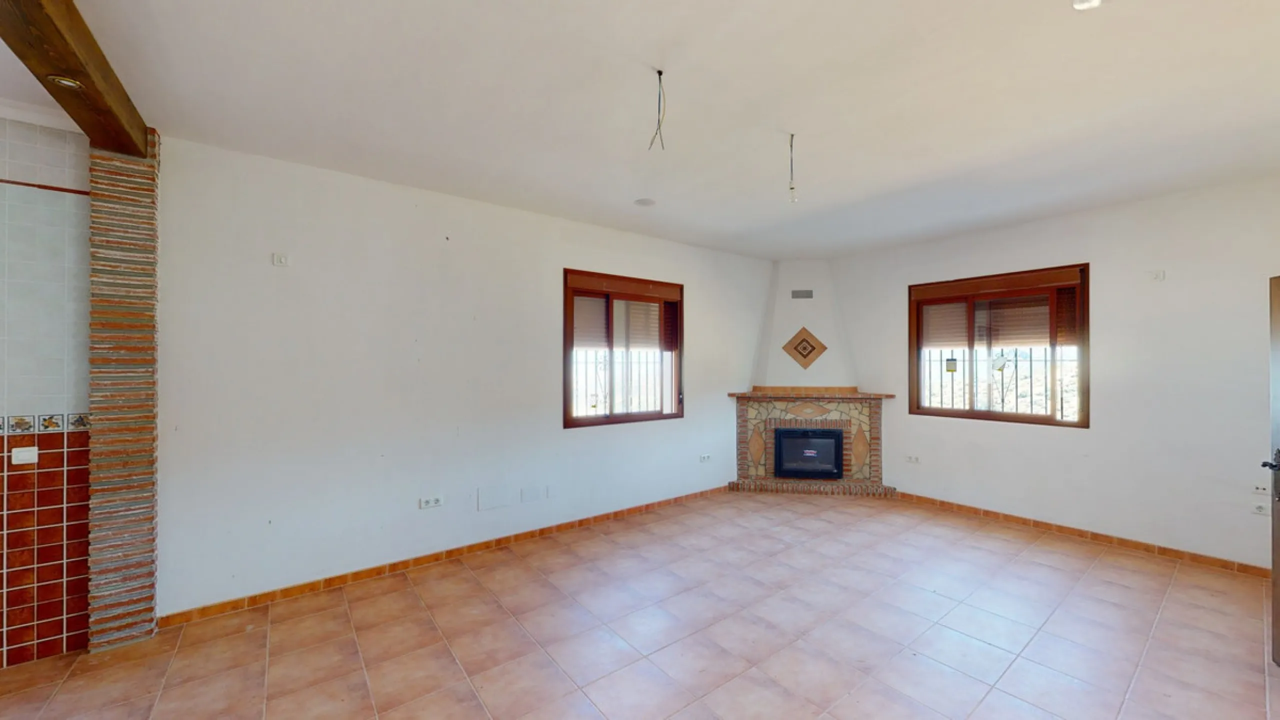 This beautiful finca in the mountains of Colmenar has an excellent house, a plot of 36,000 m2 waiting to be used and a license for a swimming pool. The house consists of a living room, with connections for a kitchen and a pantry, as well as 4 bedrooms and