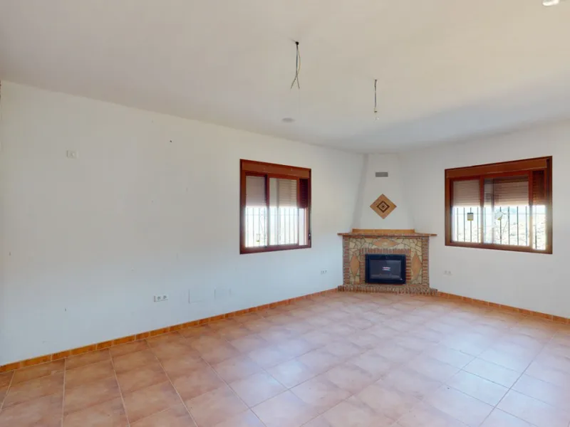 This beautiful finca in the mountains of Colmenar has an excellent house, a plot of 36,000 m2 waiting to be used and a license for a swimming pool. The house consists of a living room, with connections for a kitchen and a pantry, as well as 4 bedrooms and