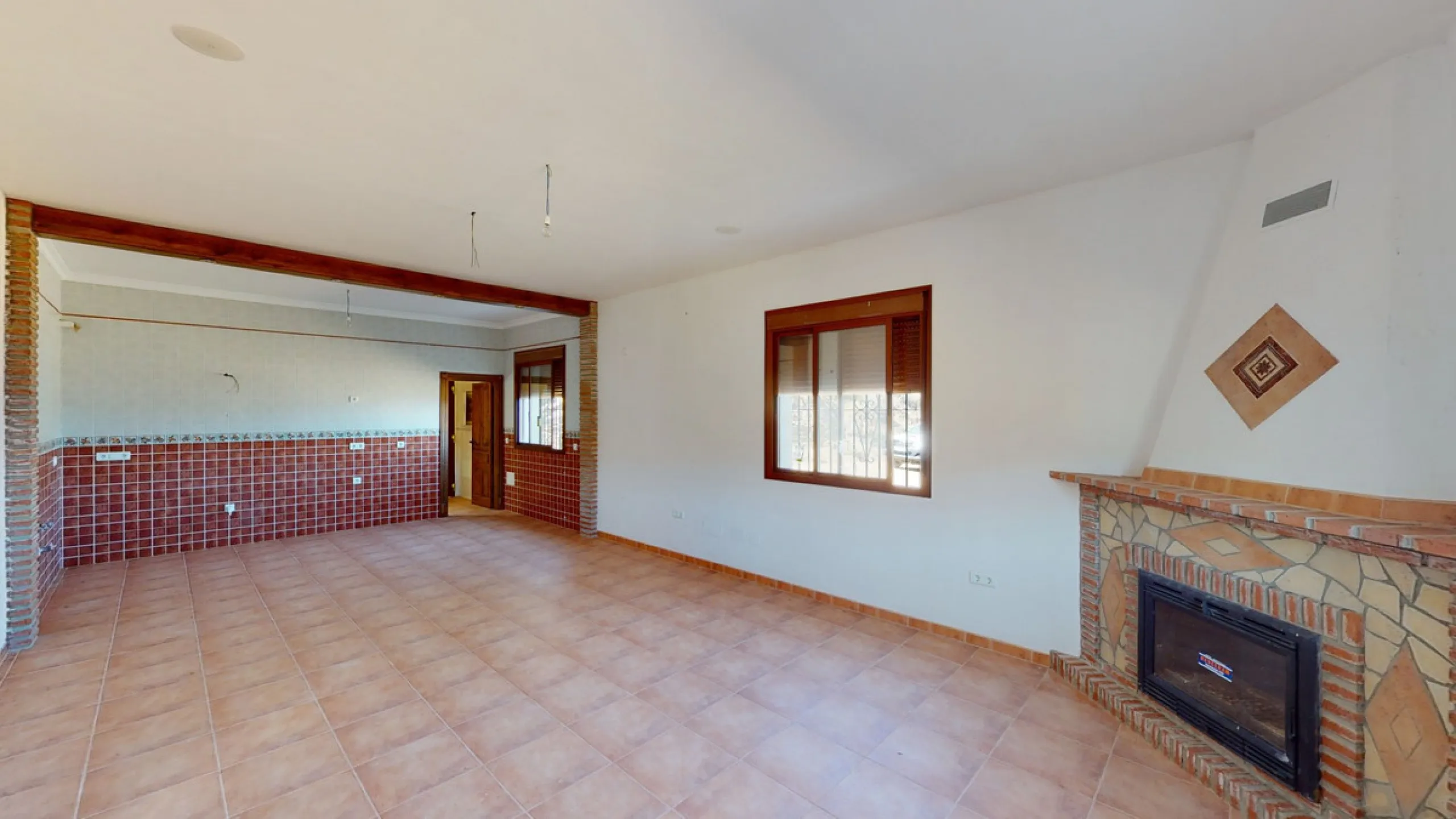 This beautiful finca in the mountains of Colmenar has an excellent house, a plot of 36,000 m2 waiting to be used and a license for a swimming pool. The house consists of a living room, with connections for a kitchen and a pantry, as well as 4 bedrooms and