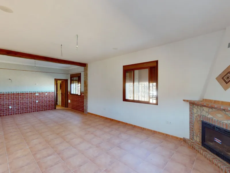 This beautiful finca in the mountains of Colmenar has an excellent house, a plot of 36,000 m2 waiting to be used and a license for a swimming pool. The house consists of a living room, with connections for a kitchen and a pantry, as well as 4 bedrooms and