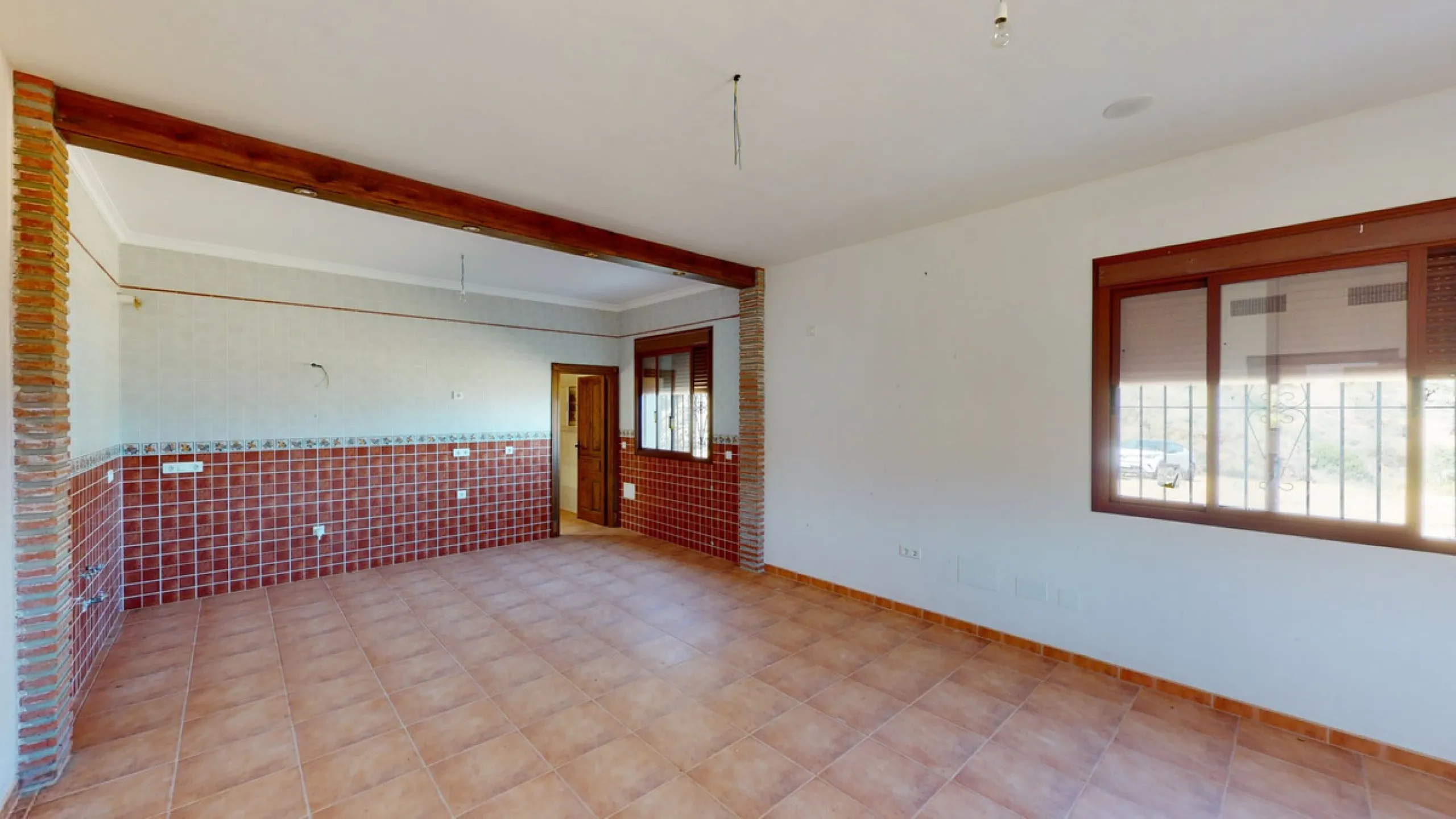 This beautiful finca in the mountains of Colmenar has an excellent house, a plot of 36,000 m2 waiting to be used and a license for a swimming pool. The house consists of a living room, with connections for a kitchen and a pantry, as well as 4 bedrooms and
