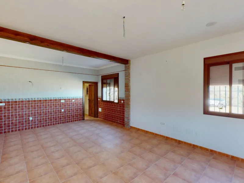 This beautiful finca in the mountains of Colmenar has an excellent house, a plot of 36,000 m2 waiting to be used and a license for a swimming pool. The house consists of a living room, with connections for a kitchen and a pantry, as well as 4 bedrooms and