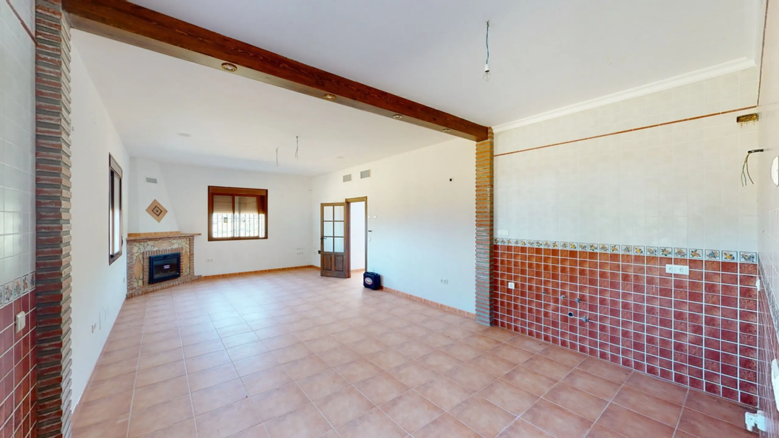 This beautiful finca in the mountains of Colmenar has an excellent house, a plot of 36,000 m2 waiting to be used and a license for a swimming pool. The house consists of a living room, with connections for a kitchen and a pantry, as well as 4 bedrooms and