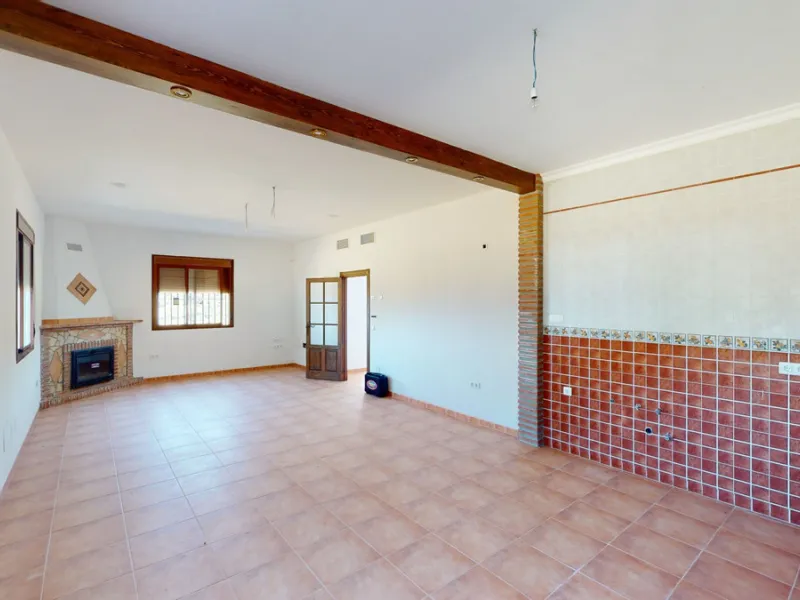 This beautiful finca in the mountains of Colmenar has an excellent house, a plot of 36,000 m2 waiting to be used and a license for a swimming pool. The house consists of a living room, with connections for a kitchen and a pantry, as well as 4 bedrooms and