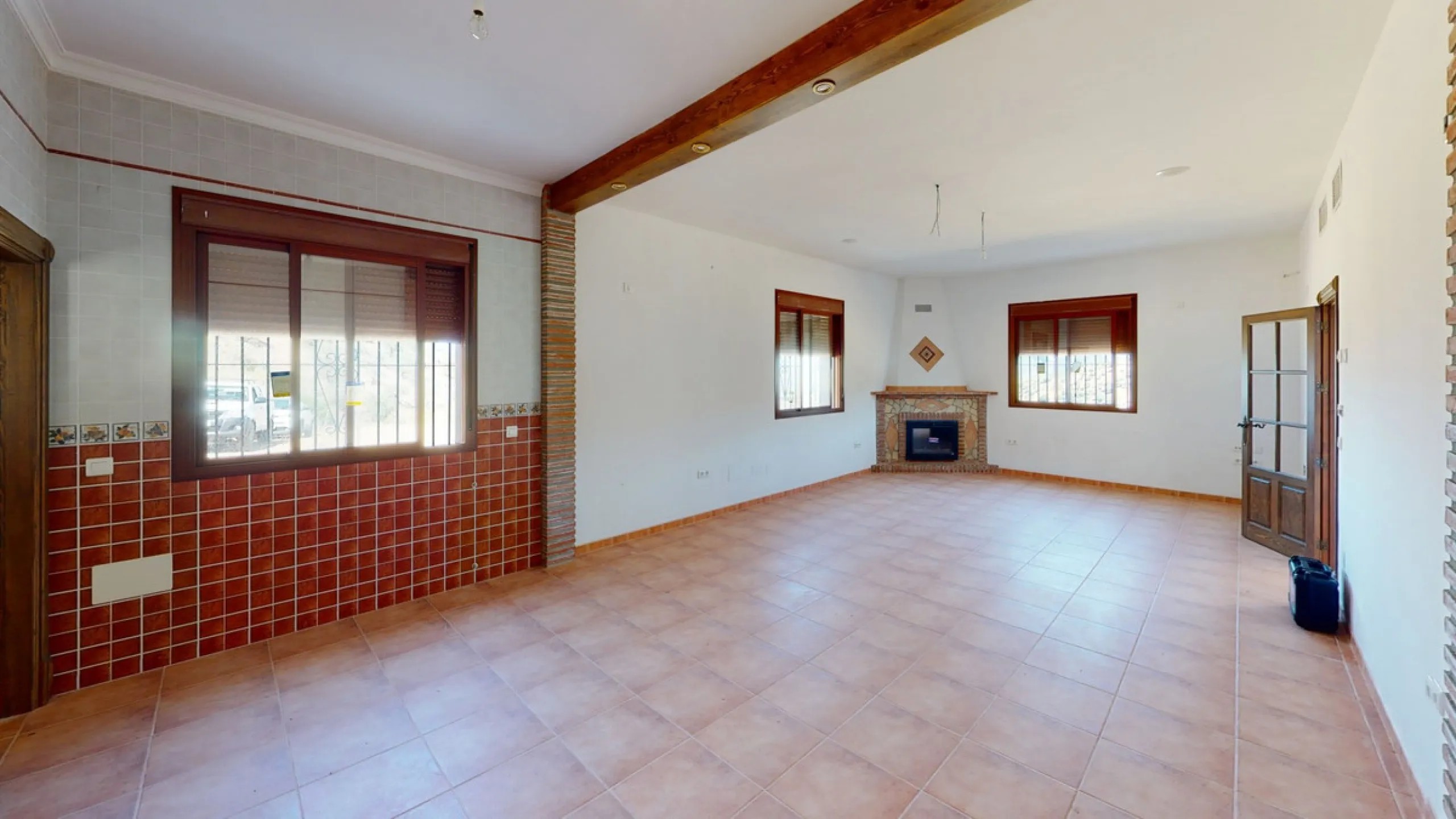 This beautiful finca in the mountains of Colmenar has an excellent house, a plot of 36,000 m2 waiting to be used and a license for a swimming pool. The house consists of a living room, with connections for a kitchen and a pantry, as well as 4 bedrooms and