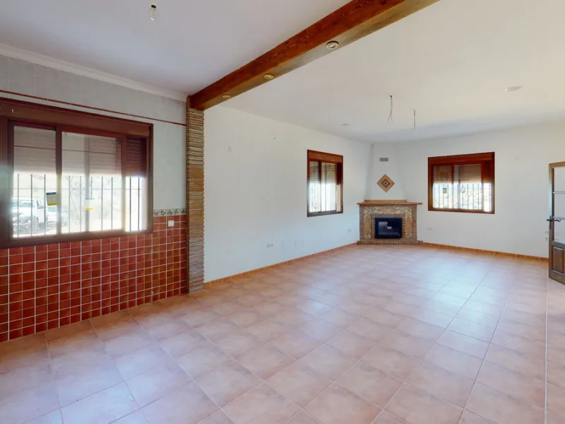 This beautiful finca in the mountains of Colmenar has an excellent house, a plot of 36,000 m2 waiting to be used and a license for a swimming pool. The house consists of a living room, with connections for a kitchen and a pantry, as well as 4 bedrooms and