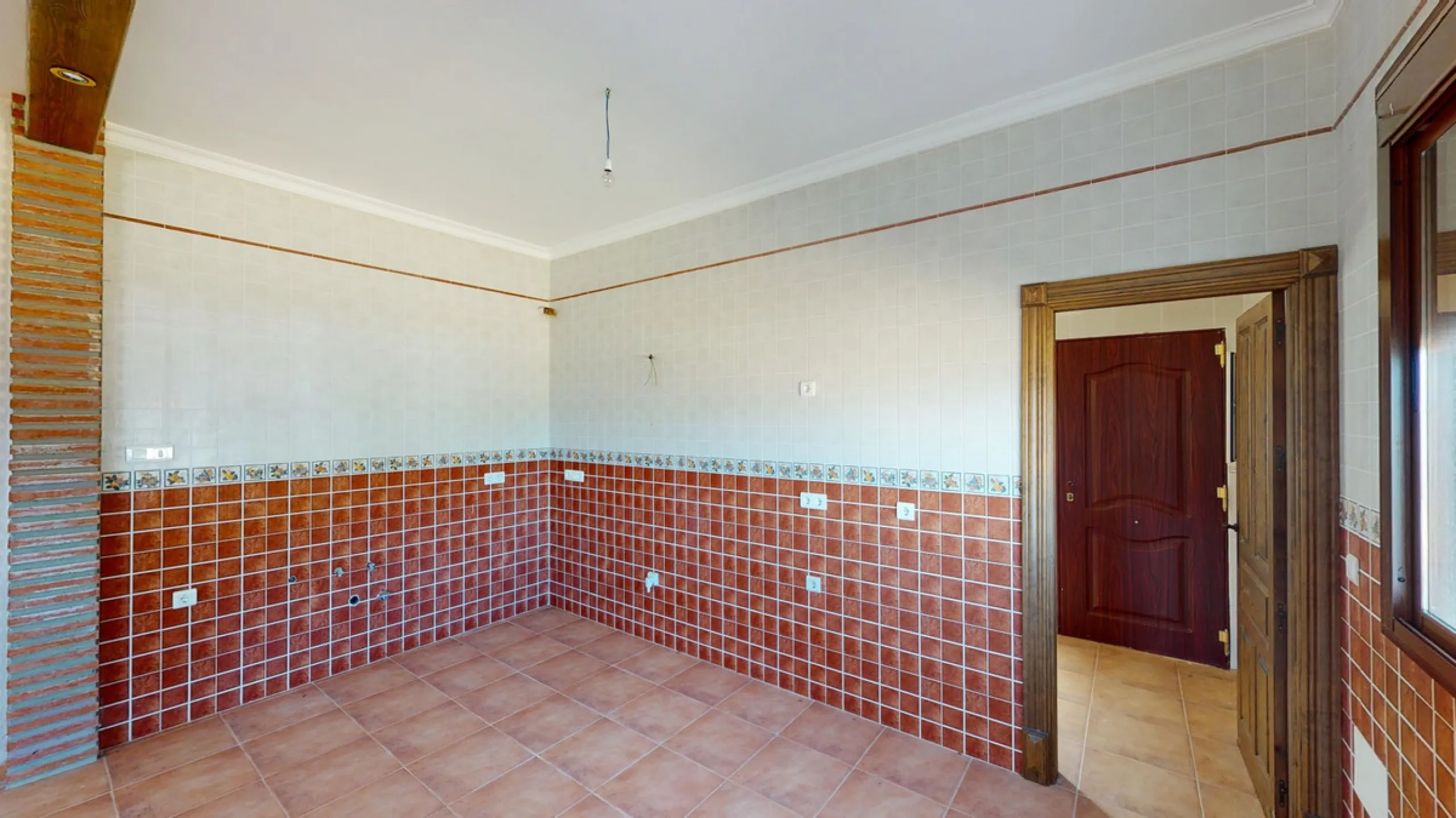 This beautiful finca in the mountains of Colmenar has an excellent house, a plot of 36,000 m2 waiting to be used and a license for a swimming pool. The house consists of a living room, with connections for a kitchen and a pantry, as well as 4 bedrooms and