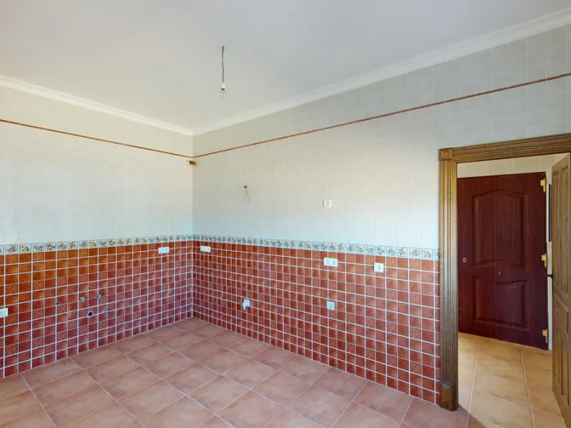 This beautiful finca in the mountains of Colmenar has an excellent house, a plot of 36,000 m2 waiting to be used and a license for a swimming pool. The house consists of a living room, with connections for a kitchen and a pantry, as well as 4 bedrooms and