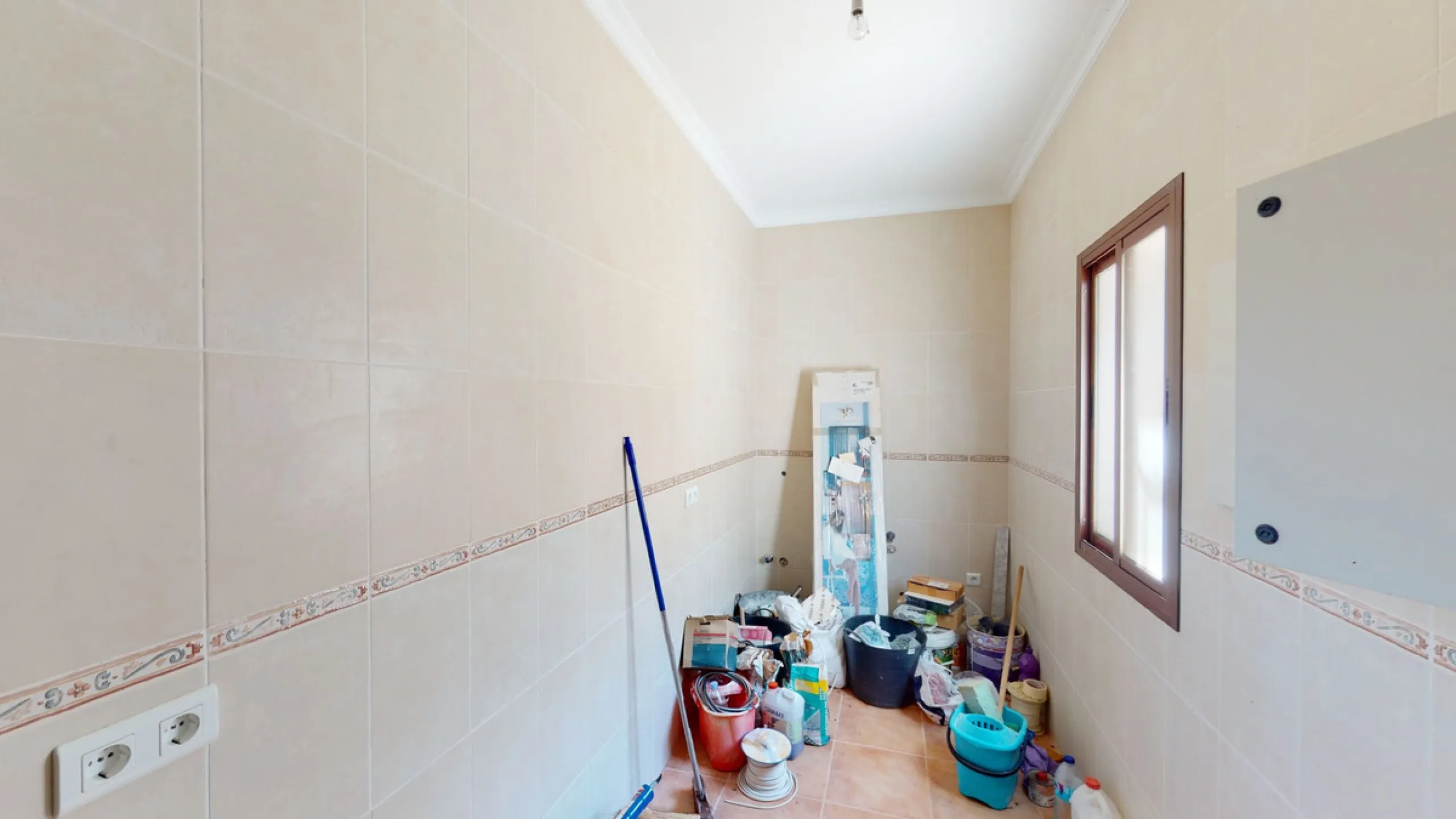 This beautiful finca in the mountains of Colmenar has an excellent house, a plot of 36,000 m2 waiting to be used and a license for a swimming pool. The house consists of a living room, with connections for a kitchen and a pantry, as well as 4 bedrooms and
