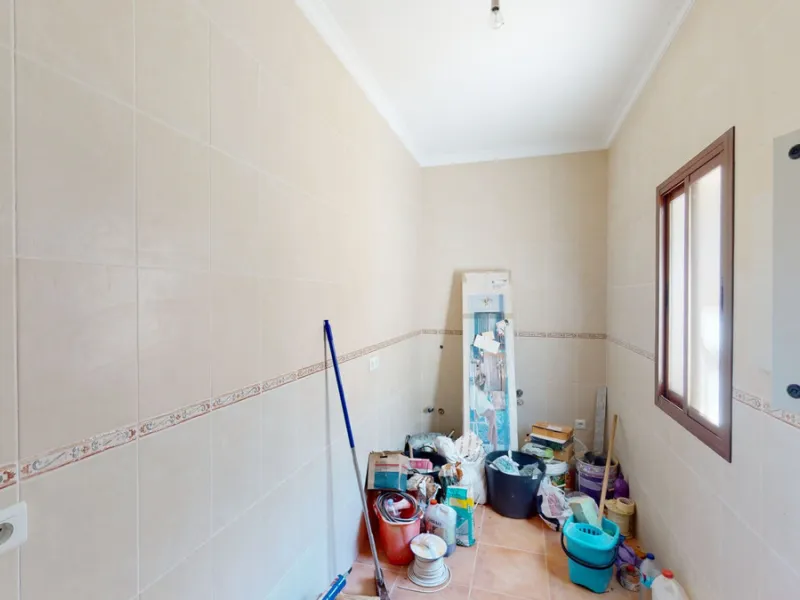 This beautiful finca in the mountains of Colmenar has an excellent house, a plot of 36,000 m2 waiting to be used and a license for a swimming pool. The house consists of a living room, with connections for a kitchen and a pantry, as well as 4 bedrooms and