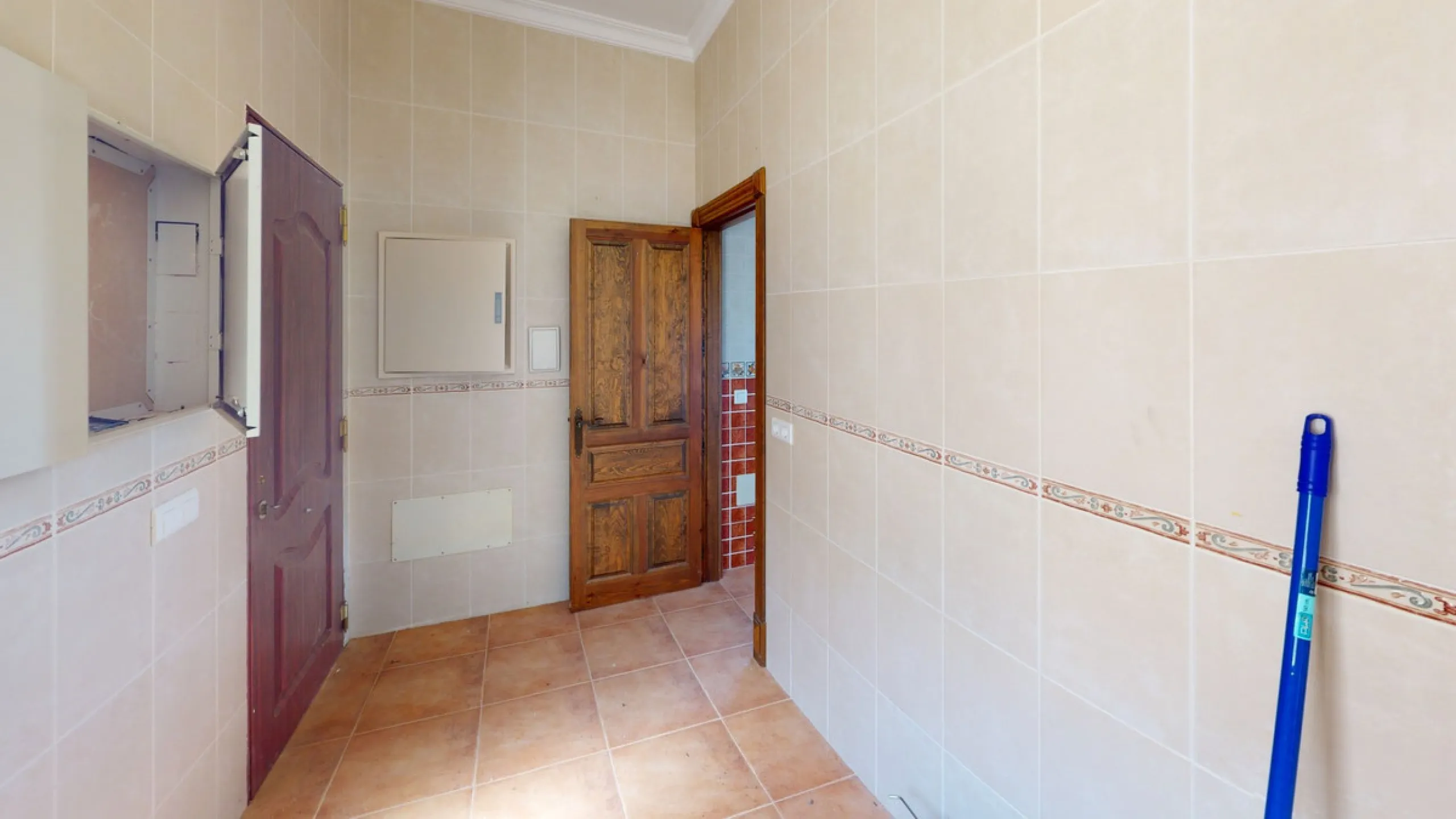 This beautiful finca in the mountains of Colmenar has an excellent house, a plot of 36,000 m2 waiting to be used and a license for a swimming pool. The house consists of a living room, with connections for a kitchen and a pantry, as well as 4 bedrooms and