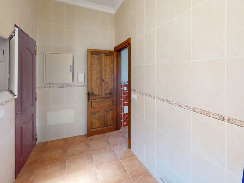 This beautiful finca in the mountains of Colmenar has an excellent house, a plot of 36,000 m2 waiting to be used and a license for a swimming pool. The house consists of a living room, with connections for a kitchen and a pantry, as well as 4 bedrooms and