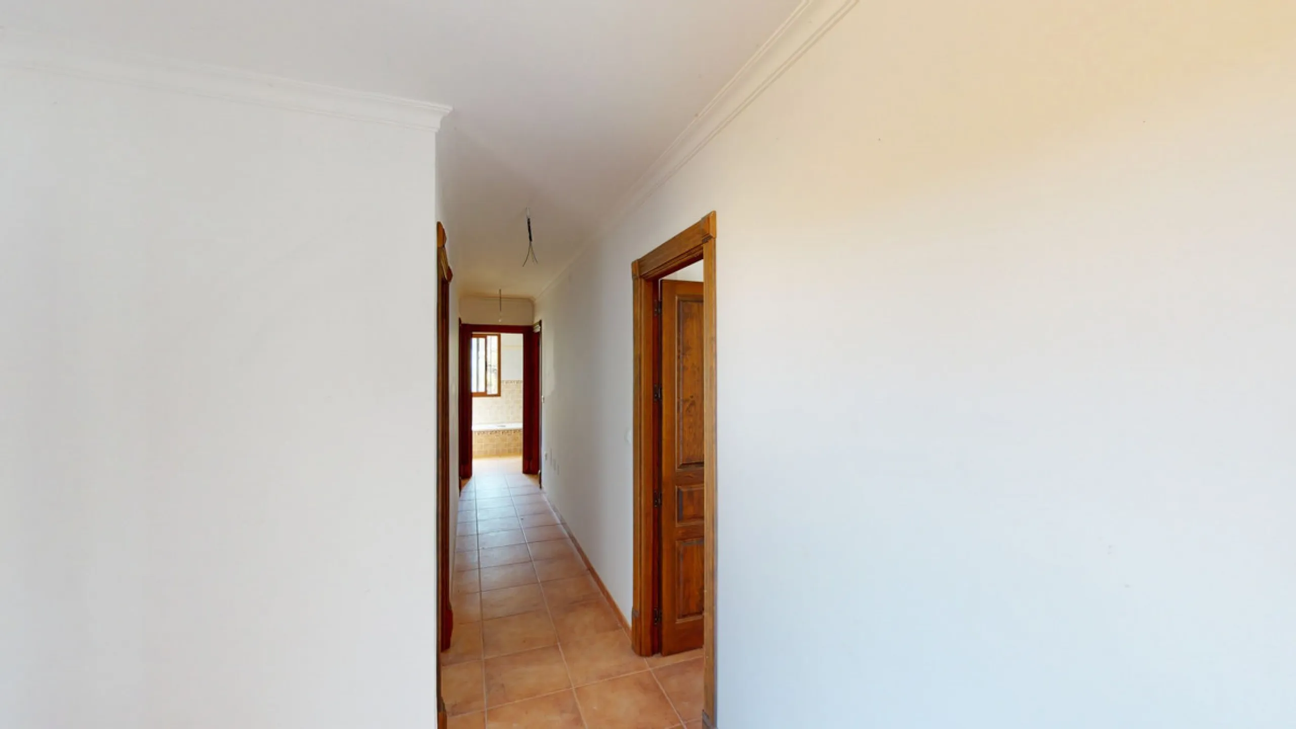 This beautiful finca in the mountains of Colmenar has an excellent house, a plot of 36,000 m2 waiting to be used and a license for a swimming pool. The house consists of a living room, with connections for a kitchen and a pantry, as well as 4 bedrooms and