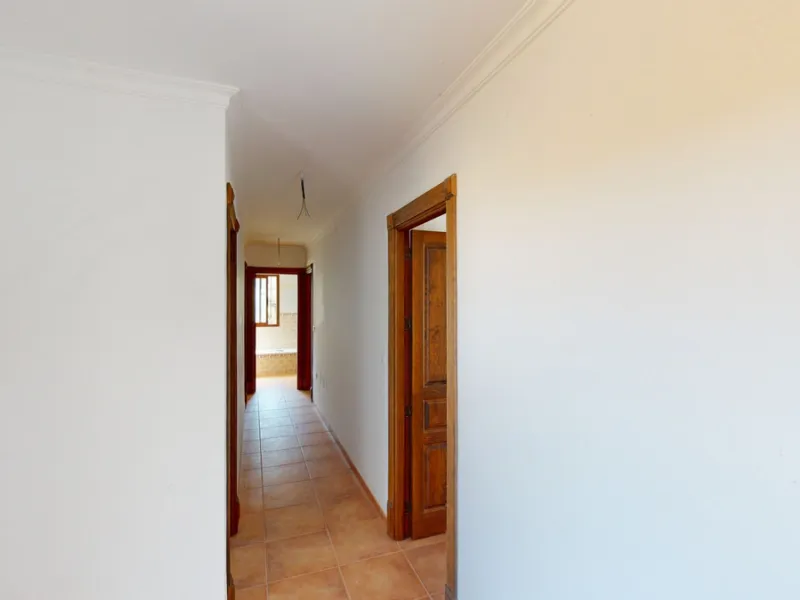 This beautiful finca in the mountains of Colmenar has an excellent house, a plot of 36,000 m2 waiting to be used and a license for a swimming pool. The house consists of a living room, with connections for a kitchen and a pantry, as well as 4 bedrooms and