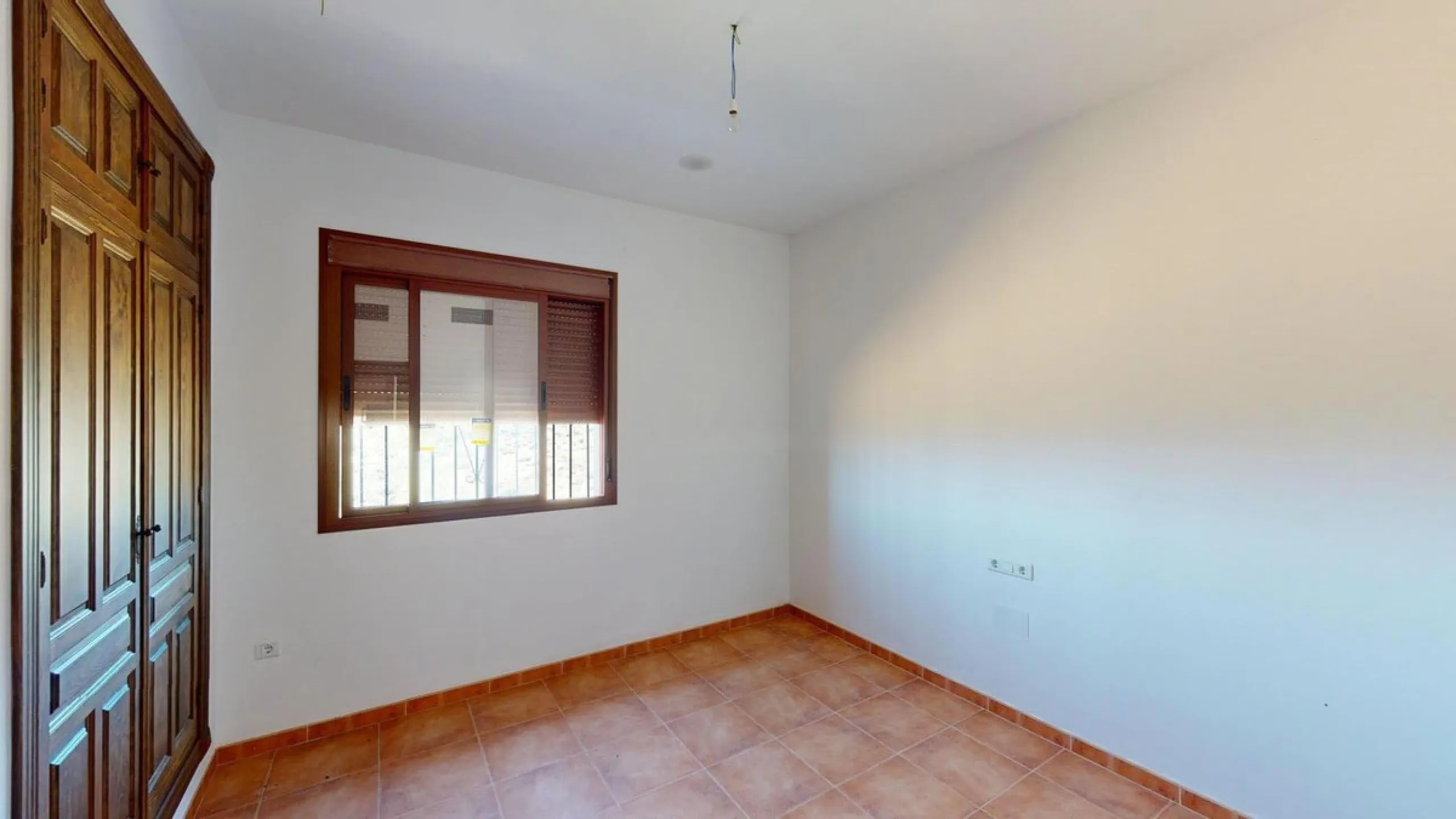 This beautiful finca in the mountains of Colmenar has an excellent house, a plot of 36,000 m2 waiting to be used and a license for a swimming pool. The house consists of a living room, with connections for a kitchen and a pantry, as well as 4 bedrooms and