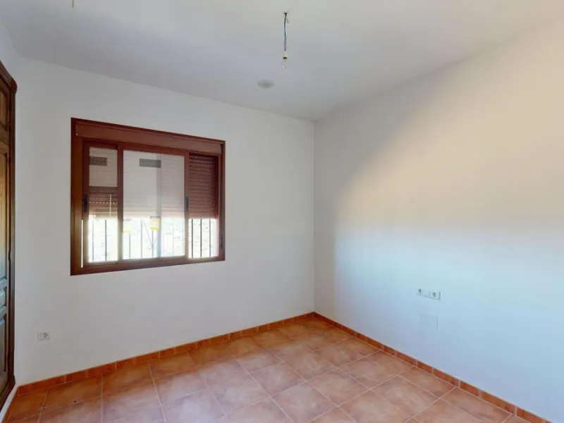 This beautiful finca in the mountains of Colmenar has an excellent house, a plot of 36,000 m2 waiting to be used and a license for a swimming pool. The house consists of a living room, with connections for a kitchen and a pantry, as well as 4 bedrooms and