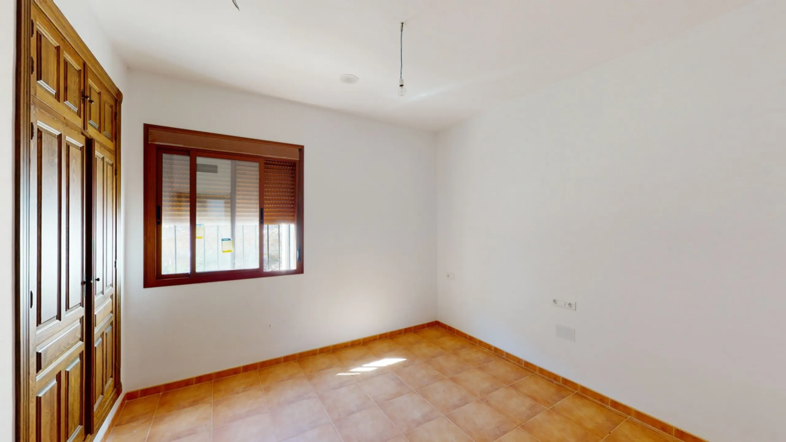 This beautiful finca in the mountains of Colmenar has an excellent house, a plot of 36,000 m2 waiting to be used and a license for a swimming pool. The house consists of a living room, with connections for a kitchen and a pantry, as well as 4 bedrooms and