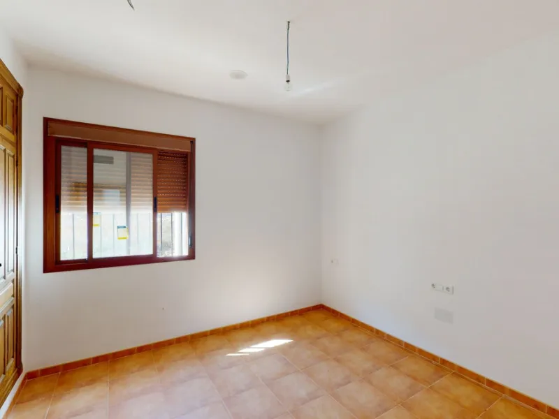 This beautiful finca in the mountains of Colmenar has an excellent house, a plot of 36,000 m2 waiting to be used and a license for a swimming pool. The house consists of a living room, with connections for a kitchen and a pantry, as well as 4 bedrooms and