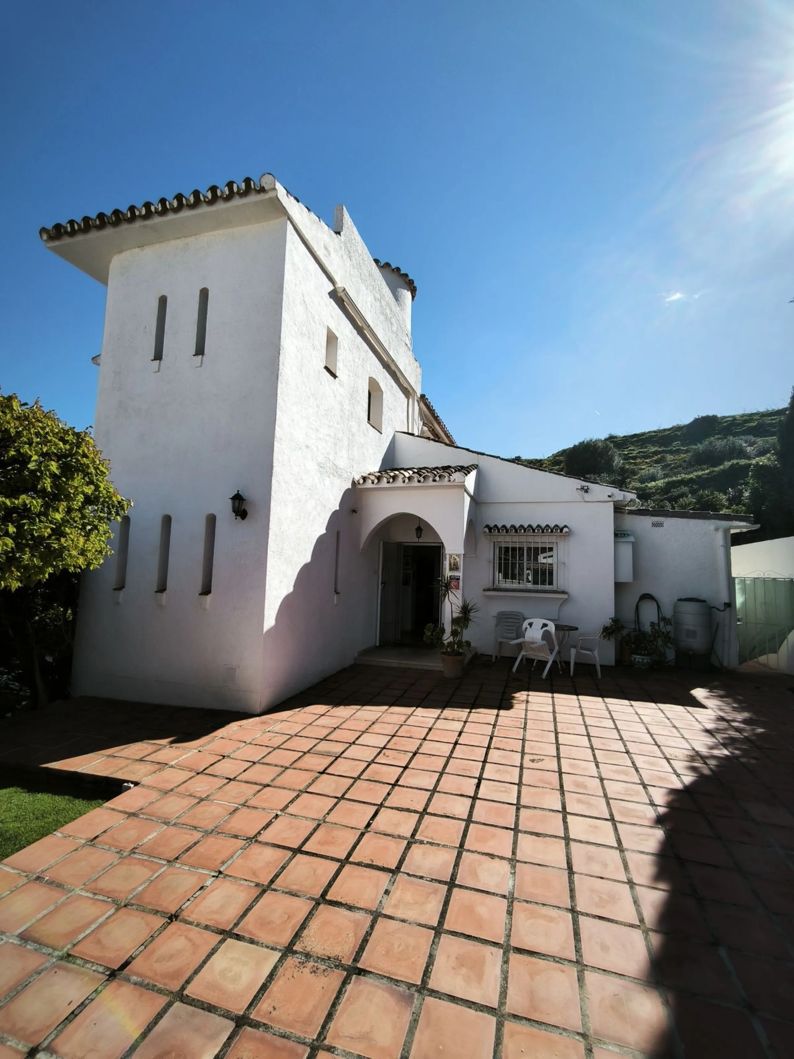 House - Detached Villa в продаже в Mijas, Málaga. В доме 5 спален и 3 ванных комнат. Площадь дома 218 м². Площадь участка 680 м²
