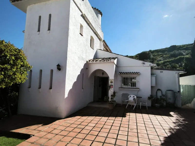 House - Detached Villa в продаже в Mijas, Málaga. В доме 5 спален и 3 ванных комнат. Площадь дома 218 м². Площадь участка 680 м²