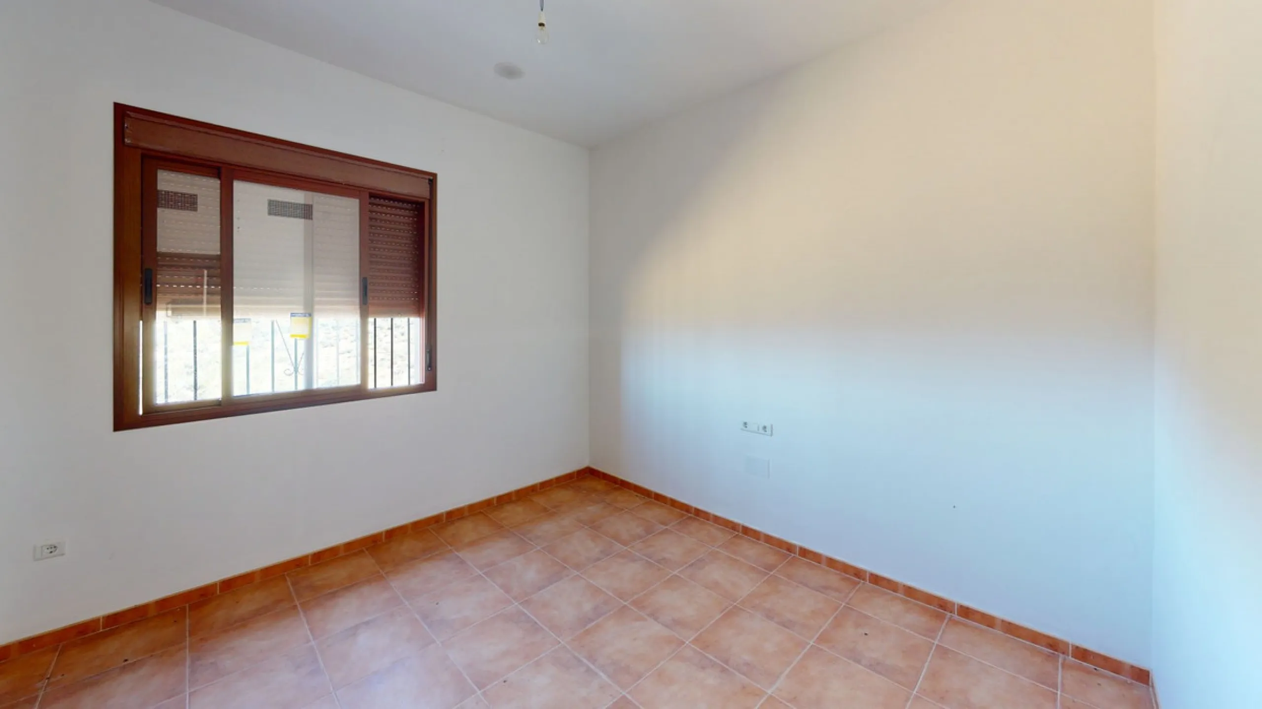 This beautiful finca in the mountains of Colmenar has an excellent house, a plot of 36,000 m2 waiting to be used and a license for a swimming pool. The house consists of a living room, with connections for a kitchen and a pantry, as well as 4 bedrooms and
