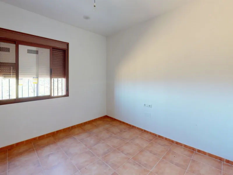 This beautiful finca in the mountains of Colmenar has an excellent house, a plot of 36,000 m2 waiting to be used and a license for a swimming pool. The house consists of a living room, with connections for a kitchen and a pantry, as well as 4 bedrooms and