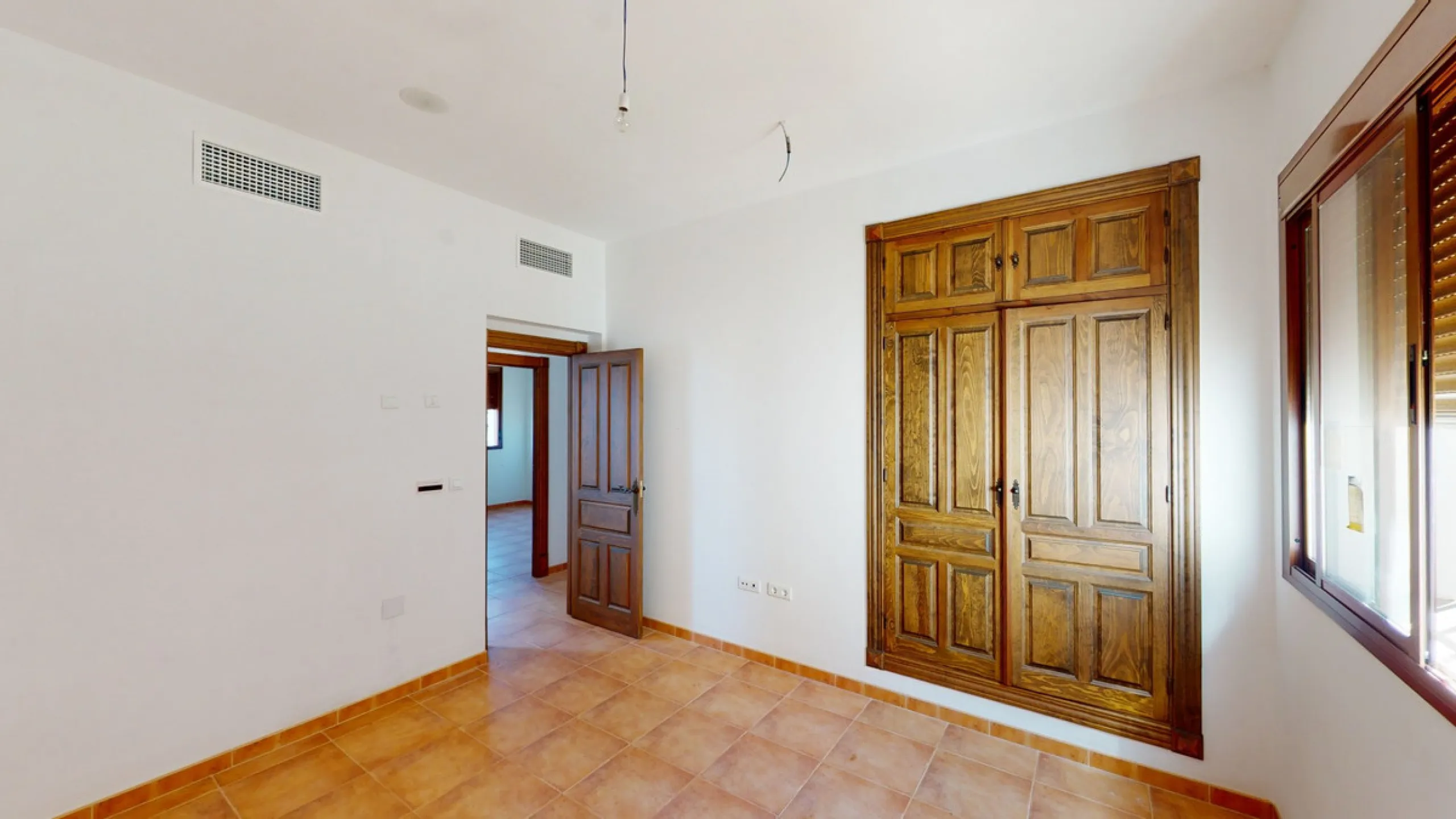 This beautiful finca in the mountains of Colmenar has an excellent house, a plot of 36,000 m2 waiting to be used and a license for a swimming pool. The house consists of a living room, with connections for a kitchen and a pantry, as well as 4 bedrooms and