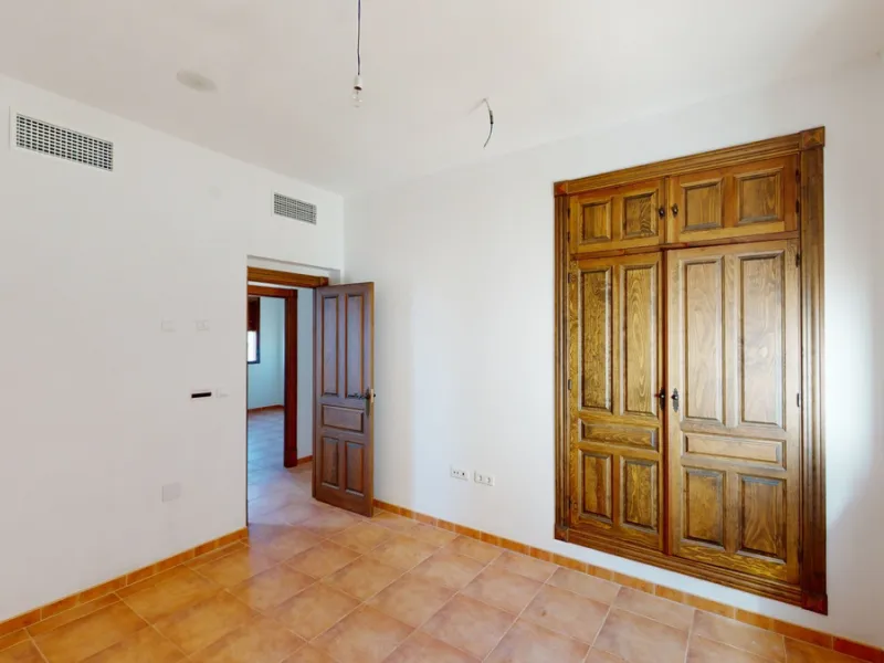This beautiful finca in the mountains of Colmenar has an excellent house, a plot of 36,000 m2 waiting to be used and a license for a swimming pool. The house consists of a living room, with connections for a kitchen and a pantry, as well as 4 bedrooms and