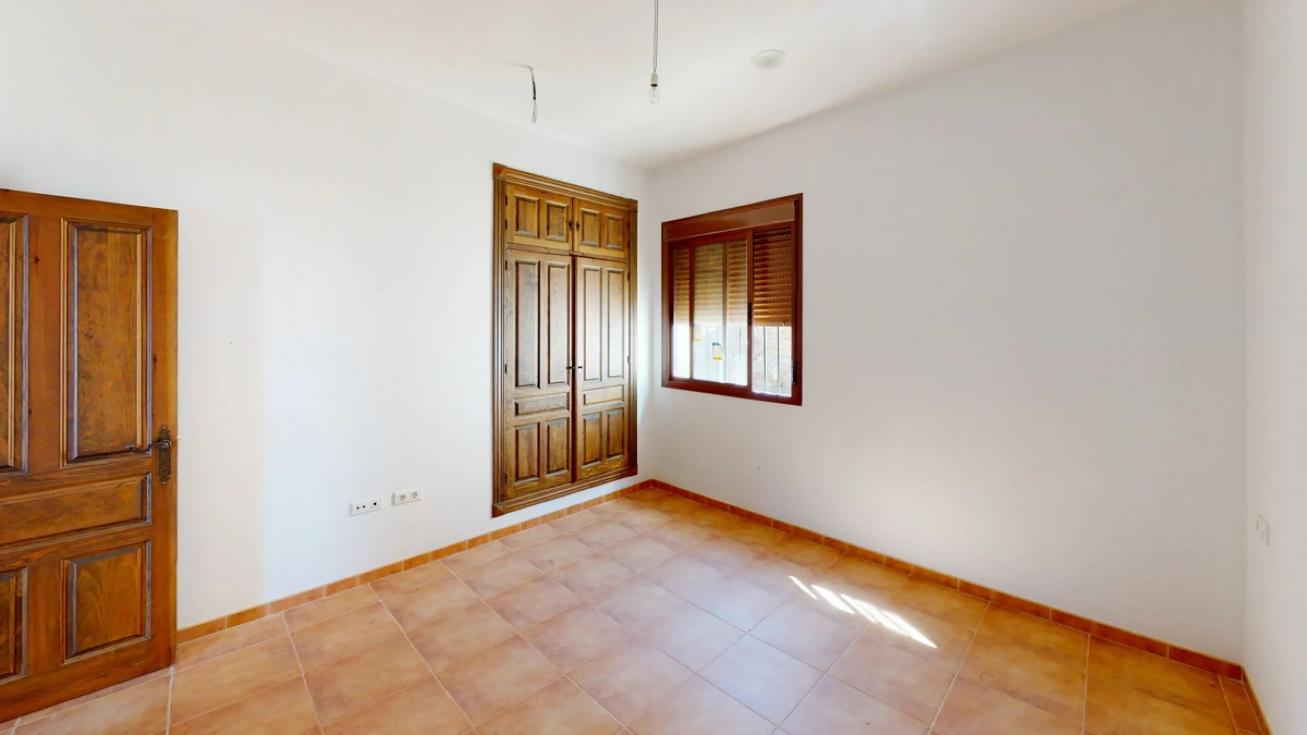 This beautiful finca in the mountains of Colmenar has an excellent house, a plot of 36,000 m2 waiting to be used and a license for a swimming pool. The house consists of a living room, with connections for a kitchen and a pantry, as well as 4 bedrooms and