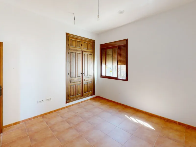This beautiful finca in the mountains of Colmenar has an excellent house, a plot of 36,000 m2 waiting to be used and a license for a swimming pool. The house consists of a living room, with connections for a kitchen and a pantry, as well as 4 bedrooms and