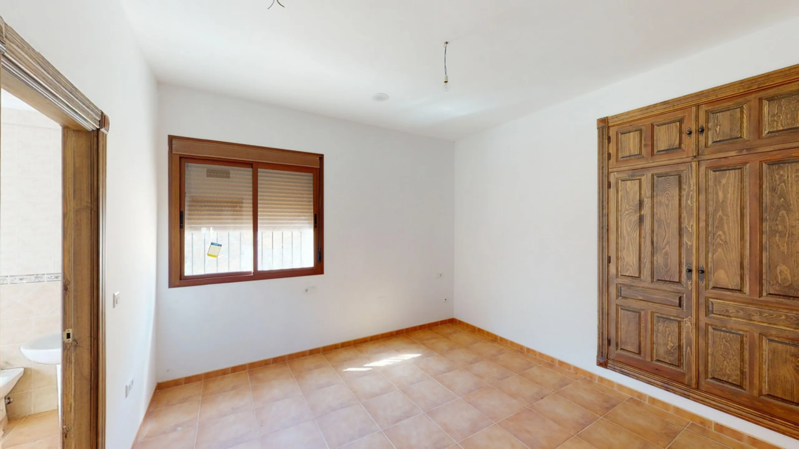 This beautiful finca in the mountains of Colmenar has an excellent house, a plot of 36,000 m2 waiting to be used and a license for a swimming pool. The house consists of a living room, with connections for a kitchen and a pantry, as well as 4 bedrooms and