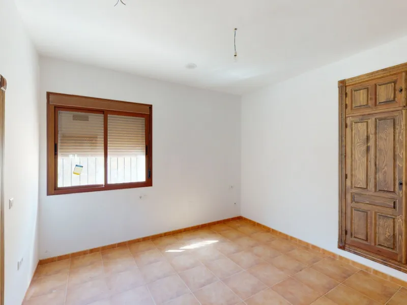 This beautiful finca in the mountains of Colmenar has an excellent house, a plot of 36,000 m2 waiting to be used and a license for a swimming pool. The house consists of a living room, with connections for a kitchen and a pantry, as well as 4 bedrooms and