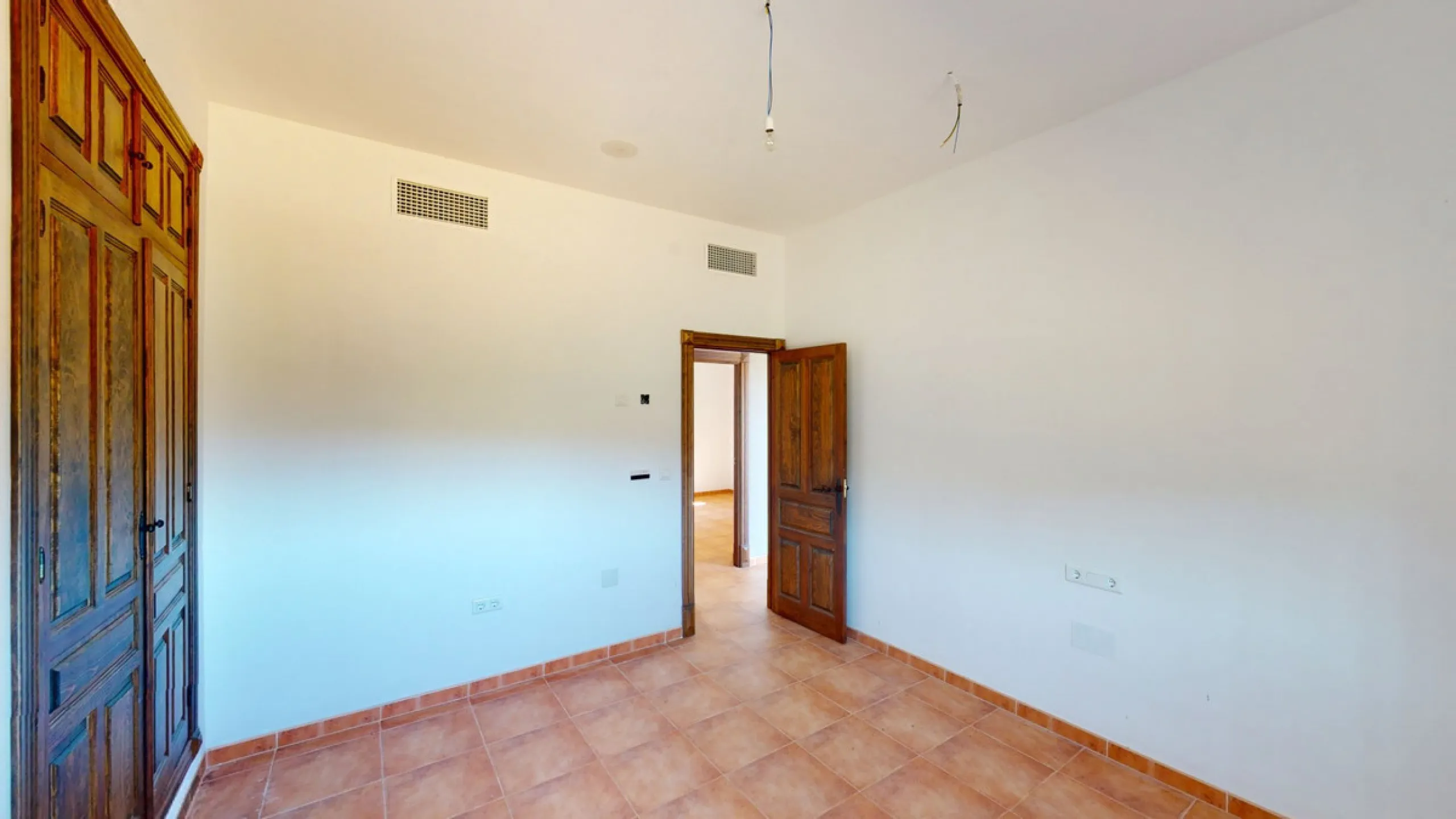 This beautiful finca in the mountains of Colmenar has an excellent house, a plot of 36,000 m2 waiting to be used and a license for a swimming pool. The house consists of a living room, with connections for a kitchen and a pantry, as well as 4 bedrooms and