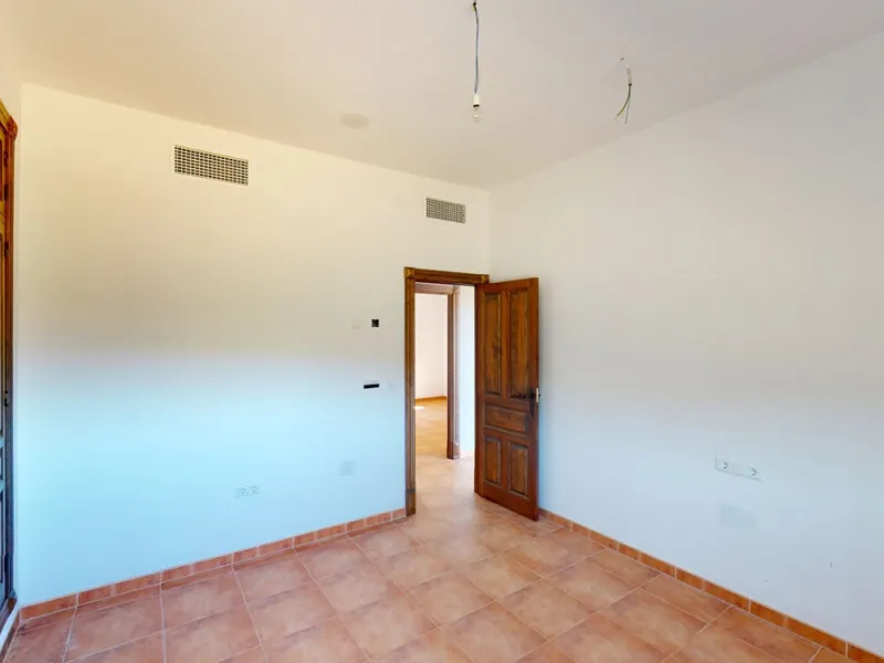 This beautiful finca in the mountains of Colmenar has an excellent house, a plot of 36,000 m2 waiting to be used and a license for a swimming pool. The house consists of a living room, with connections for a kitchen and a pantry, as well as 4 bedrooms and