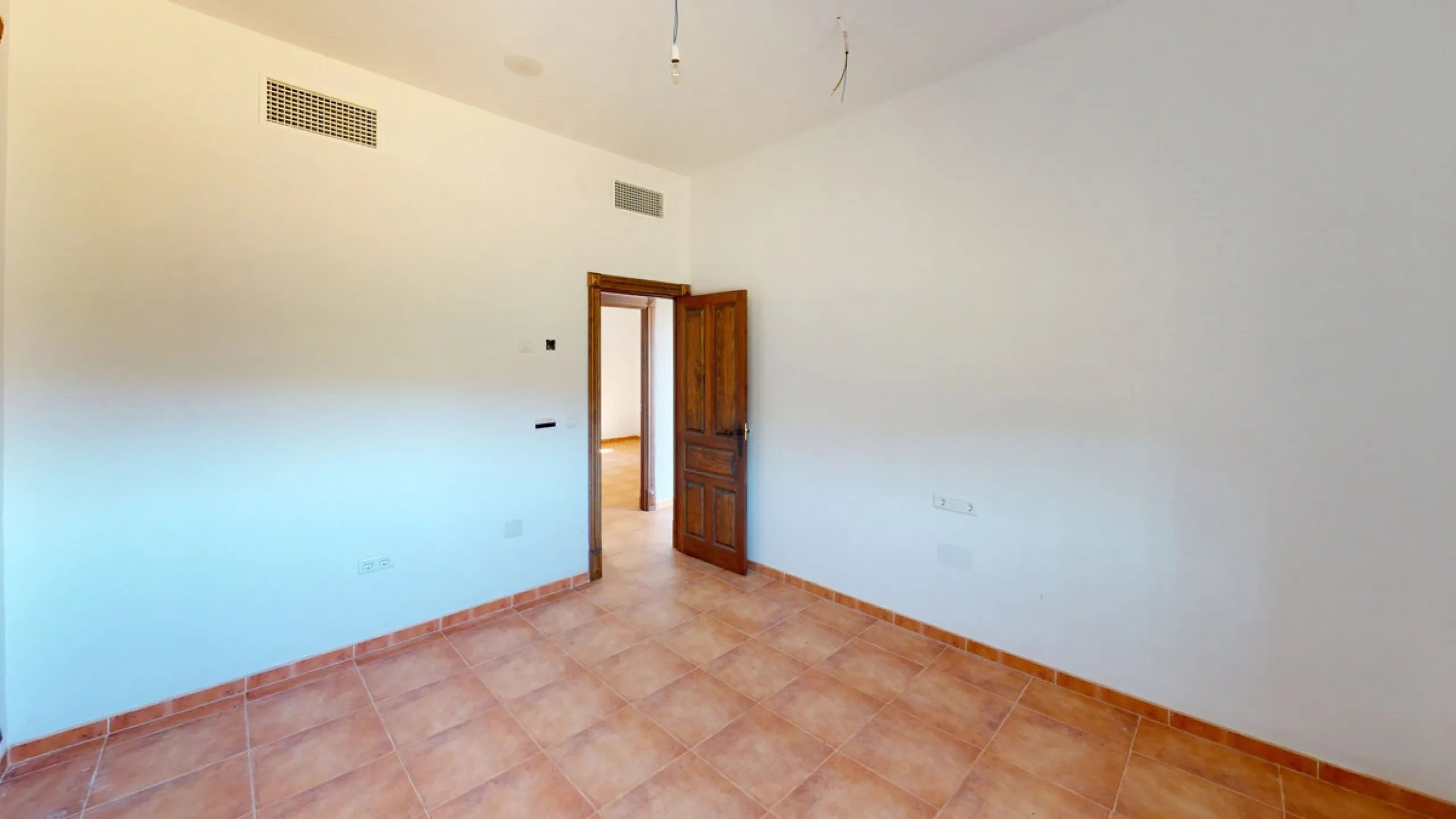 This beautiful finca in the mountains of Colmenar has an excellent house, a plot of 36,000 m2 waiting to be used and a license for a swimming pool. The house consists of a living room, with connections for a kitchen and a pantry, as well as 4 bedrooms and