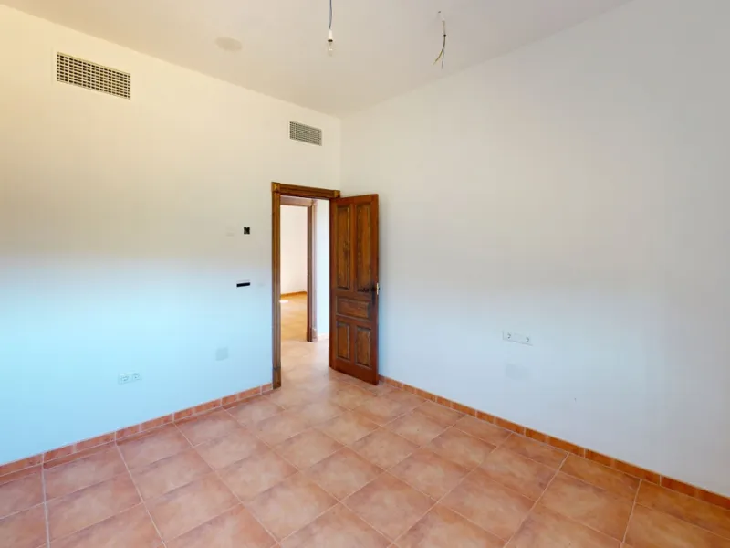 This beautiful finca in the mountains of Colmenar has an excellent house, a plot of 36,000 m2 waiting to be used and a license for a swimming pool. The house consists of a living room, with connections for a kitchen and a pantry, as well as 4 bedrooms and