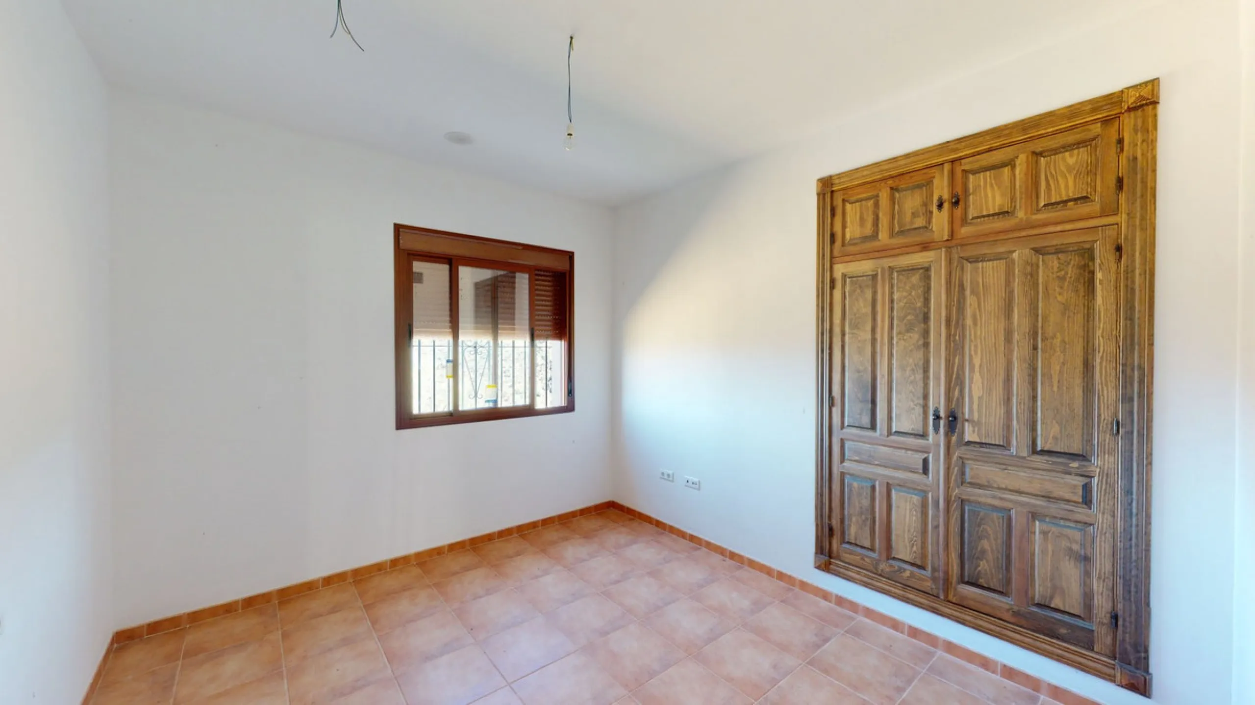 This beautiful finca in the mountains of Colmenar has an excellent house, a plot of 36,000 m2 waiting to be used and a license for a swimming pool. The house consists of a living room, with connections for a kitchen and a pantry, as well as 4 bedrooms and