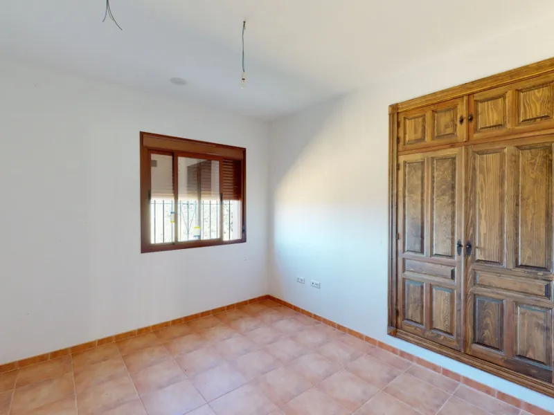 This beautiful finca in the mountains of Colmenar has an excellent house, a plot of 36,000 m2 waiting to be used and a license for a swimming pool. The house consists of a living room, with connections for a kitchen and a pantry, as well as 4 bedrooms and