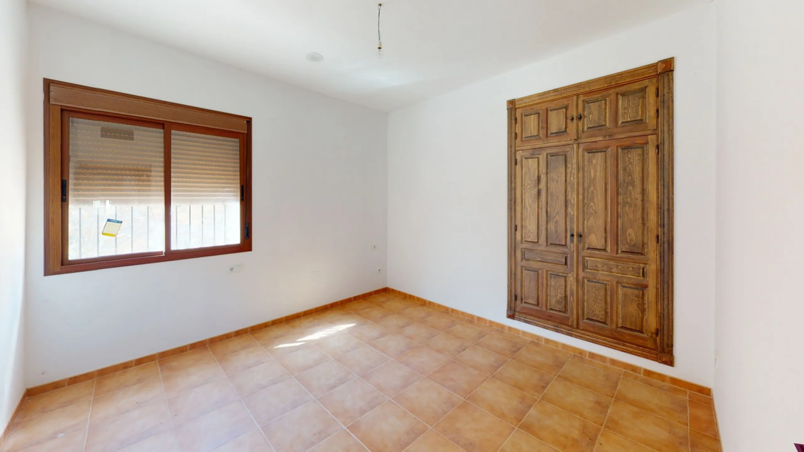 This beautiful finca in the mountains of Colmenar has an excellent house, a plot of 36,000 m2 waiting to be used and a license for a swimming pool. The house consists of a living room, with connections for a kitchen and a pantry, as well as 4 bedrooms and