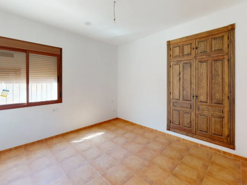 This beautiful finca in the mountains of Colmenar has an excellent house, a plot of 36,000 m2 waiting to be used and a license for a swimming pool. The house consists of a living room, with connections for a kitchen and a pantry, as well as 4 bedrooms and