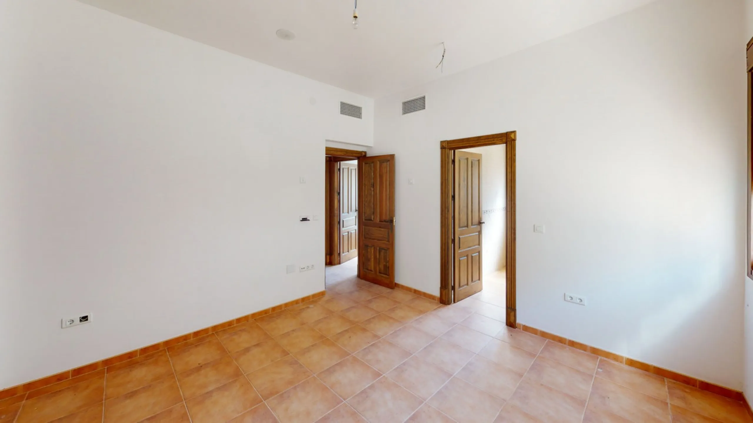 This beautiful finca in the mountains of Colmenar has an excellent house, a plot of 36,000 m2 waiting to be used and a license for a swimming pool. The house consists of a living room, with connections for a kitchen and a pantry, as well as 4 bedrooms and